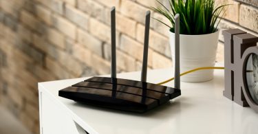 Zapojený Wi-Fi router v domácnosti